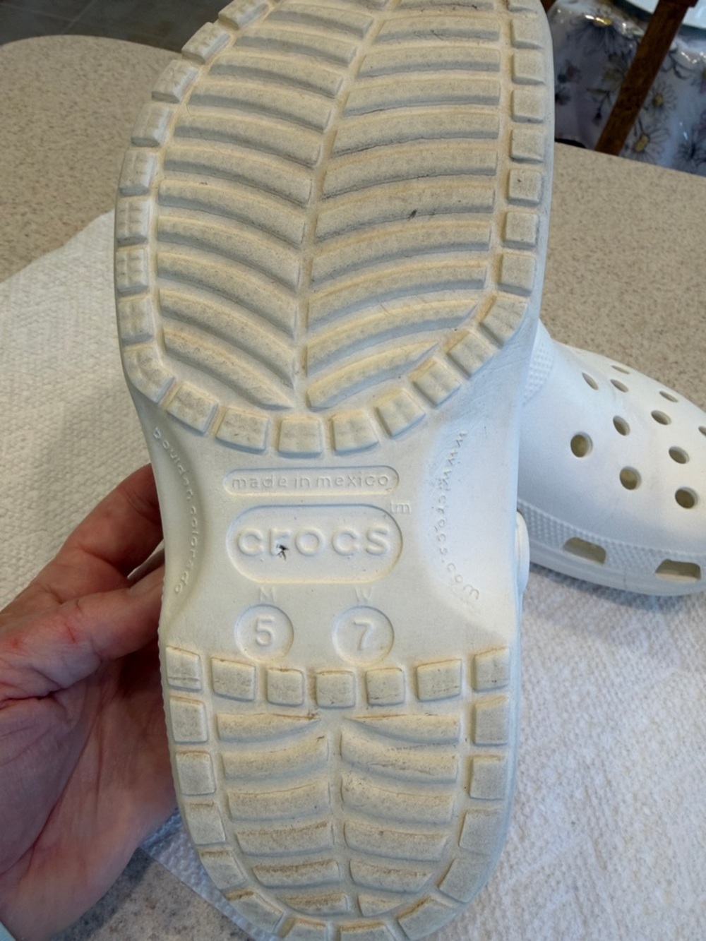 CROCS Adults White Classic Clog Sandals women’s size 7, men’s size 5 - Picture 6 of 14